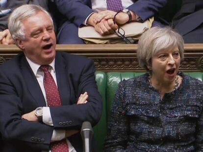 Theresa May e David Davis, ministro do Brexit.