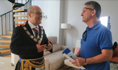 El Gran Maestro de la Gran Logia de España, Óscar de Alfonso, con Juan Carlos García, director del documental "Hijos del olvido".