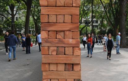 El famoso parque Washington Square en Nueva York albergará por unas horas esta pared fabricada por artesanos mexicanos. La pieza está hecha por 1.600 ladrillos rojos. Bosco Sodi optó por este parque porque ha sido centro de muchas protestas contra Donald Trump. A pesar del sesgo político de esta obra efímera, Sodi ha expresado su sorpresa porque la ciudad de Nueva York ha mostrado su aceptación respecto a la obra.