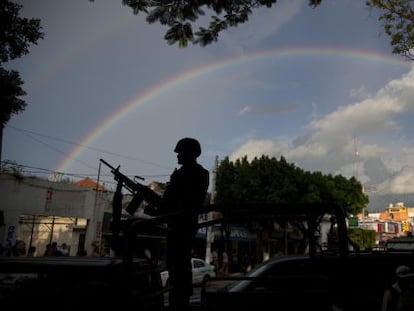 Un soldado hace guardia en las calles de Iguala, M&eacute;xico. 