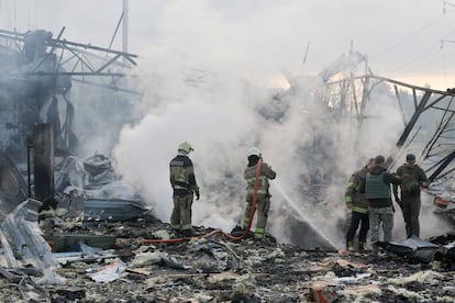 Ukrainian rescuers work at the site where debris from a missile fell on a residential area in Kyiv, Ukraine, on September 21, 2023.