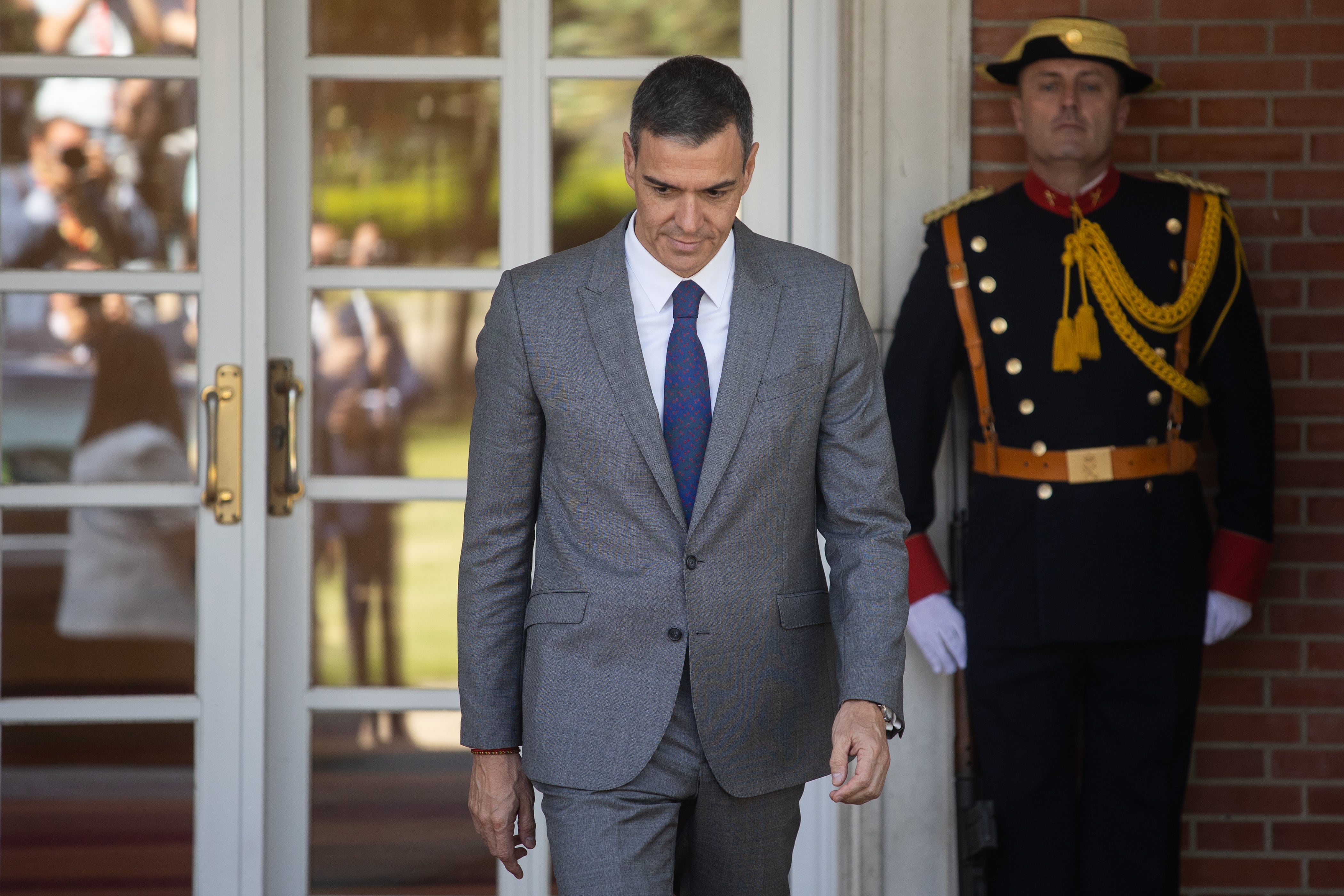 Sánchez se refugia en La Moncloa para buscar salidas a la crisis del PSOE mientras da la batalla en la OTAN
