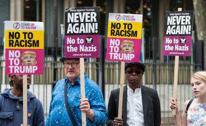 Varios activistas protestan ante la embajada americana en Londres en 2017.