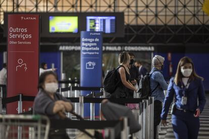 Pasajeros en el aeropuerto paulista de Congonhas (Brasil), el 9 agosto.