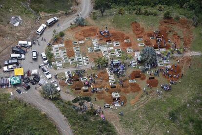 Vista aérea de las docenas de tumbas recién cavadas en Mocoa (Colombia), el 4 de abril de 2017.