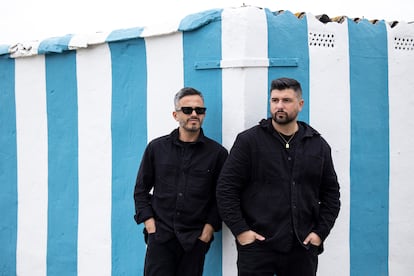 Roberto Ferlito, con gafas de sol, y Diego Díaz, creadores de la marca de joyas Rod Almayate, en Vélez-Málaga.