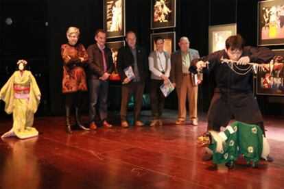 Los organizadores de Titirijai presencian una representación con una marioneta japonesa, ayer en el Topic de Tolosa.