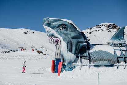 El tiburón instalado en la zona infantil de la estación de esquí de Sierra Nevada (Granada). 