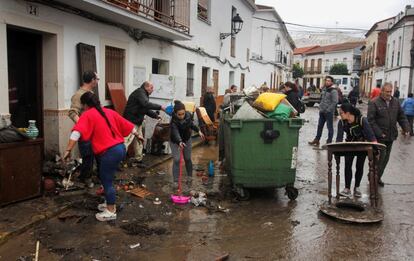 Vecinos de Nerva, Huelva, junto a efectivos de la Guardia Civil, Protección Civil y Policía Local, así como de bomberos, se afanan en las labores de limpieza de las zonas más afectadas por las intensas lluvias como consecuencia del temporal Elsa.