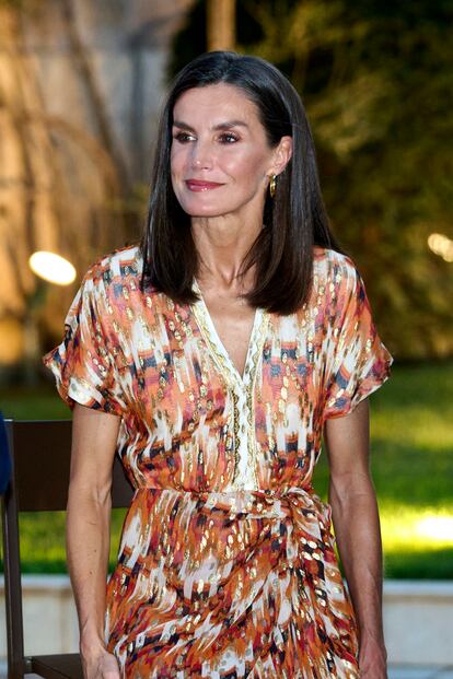 La reina Letizia ha estado en todo momento apoyada en una silla alta para evitar empeorar la patología que sufre en el pie izquierdo.