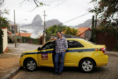 Abner Lelis, taxista de 54 anos, opina sobre os Jogos do Rio: “Eu fico feliz que o governo tenha investido na melhoria do transporte e da infraestrutura, passo quase o dia inteiro dirigindo e é evidente que o trânsito melhorou”. Abner está preocupado porque “às vezes meus colegas, os taxistas, se aproveitam dos turistas, pegando os caminhos mais longos para deixar o valor do taxímetro mais caro”.