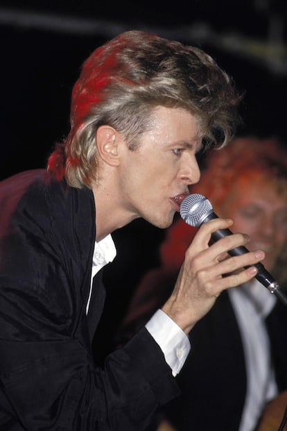 El peinado ochentero de David Bowie estampa hoy en día camisetas y se reproduce en prestigiosas producciones de moda.