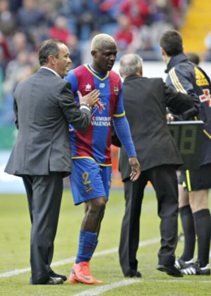 Koné, al ser sustituido en el partido contra el Granada