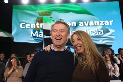 El presidente del Partido Popular, Alberto Núñez Feijóo, junto a la presidenta de Extremadura, María Guardiola, en Lobón (Palencia), este domingo.