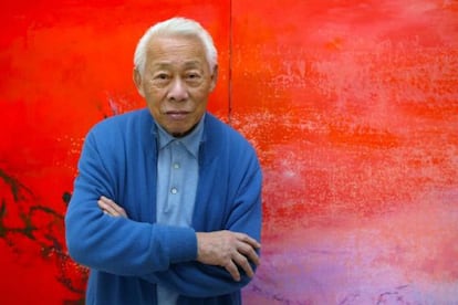 El pintor franco-chino Zao Wou-Ki posa en su taller en París en una imagen de 2003.