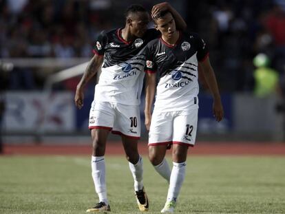 Quiñónes y Olvera durante un partido con los Lobos