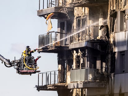 DVD1201 Valencia 22-02-24 
23/02/2024.- VALENCIA, 23/02/2024.- 23/02/2024.- Los bomberos han comenzado a acceder al interior del edificio incendiado en el barrio de Campanar de València para tratar de localizar a las posibles víctimas.. FOTO : MÒNICA TORRES EL PAÍS