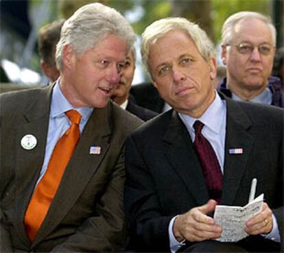 El candidato demócrata, Mark Green, acompañado de Bill Clinton en el acto final de su campaña.