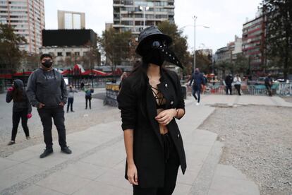 Una manifestante el pasado 24 de abril en Plaza Italia, también conocida como Plaza de la Dignidad, en Santiago de Chile.