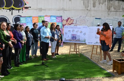 El gobernadora de la Región Metropolitana, Claudio Orrego, junto a autoridades locales y vecinos de Santiago, en el anuncio de la plaza para mujeres