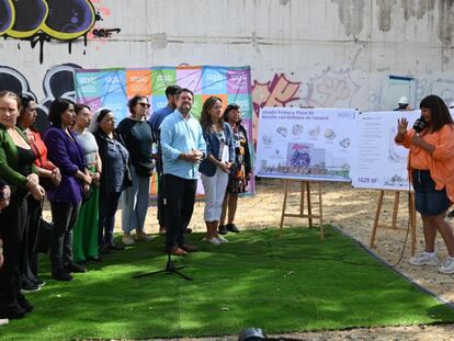 Claudio Orrego, gobernador de la Región Metropolitana, junto a autoridades y vecinos, en el anuncio de la plaza para mujeres.