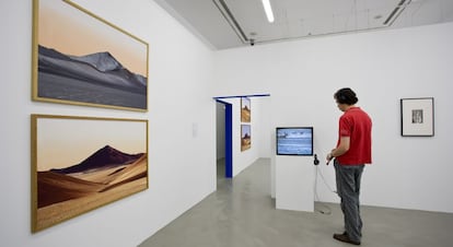 La exposición 'Flores; Abismo; Parataxis' de Carlos Fernández-Pello parte de la idea de que las partes de una obra conservan su autonomía y se valen por sí mismas.