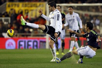 Gago despeja el balón ante Di María.