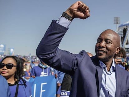 El  l&iacute;der de la Alianza Democr&aacute;tica, Mmusi Maimane, saluda a sus seguidores, en un mitin en Soweto.