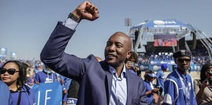 El líder de la Alianza Democrática, Mmusi Maimane, saluda a sus seguidores, en un mitin en Soweto.