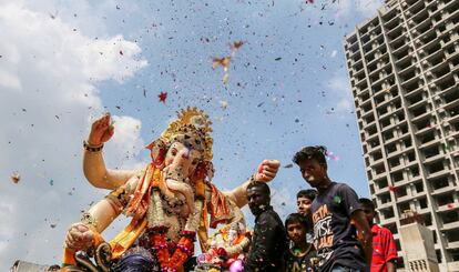 Devotos indios transportan una figura del dios hindú Ganesha representado por un hombre con cabeza de elefante durante el Ganesha Chaturthi en Bombay (India).