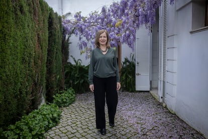 Isabel González, en la entrada de su casa, en Sevilla.