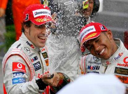 Fernando Alonso y Lewis Hamilton, ayer en el podio de Mónaco.