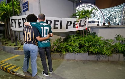 Fanáticos frente a un letrero que lee "Eterno rey Pelé", este jueves, afuera del hospital en el que estaba internado el exjugador.
