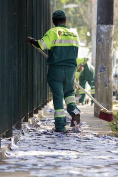 El estudio, realizado en las regiones de Belo Horizonte, Brasilia, Fortaleza, Porto Alegre, Recife, Salvador y Sao Paulo, apunta que los negros representan el 48,2 % de las personas ocupadas y reciben sólo el 63,9 % de lo que ganan los trabajadores que no lo son. EFE/Archivo