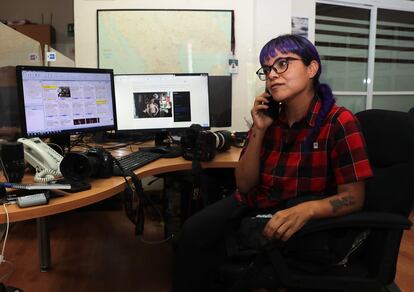La fotoreportera mexicana Sáshenka Gutiérrez el pasado 6 de abril, en su oficina en Ciudad de México
