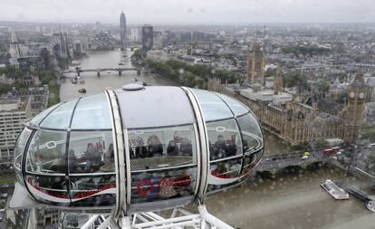 Un grupo de personas participa en una clase de meditación para promover el Día Mundial de la Meditación en el London Eye de Londres (Inglaterra).