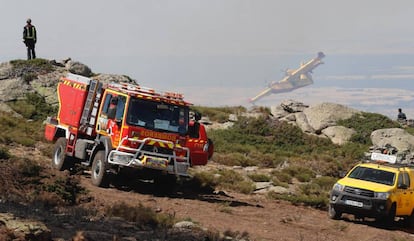 Un hidroavión sobrevolaba el incendio de la vertiente madrileña el pasado lunes.