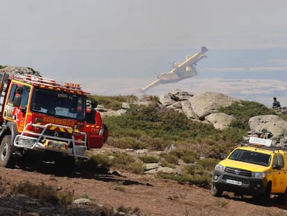 Un hidroavión sobrevolaba el incendio de la vertiente madrileña el pasado lunes.