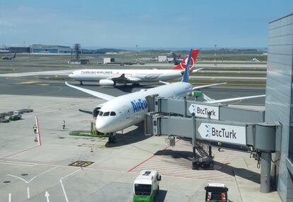 Un avión 787 Dreamliner de Air Europa junto a otro aparato de Turkish Airlines en el aeropuerto turco de Estambul.
