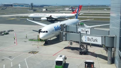 Un avión 787 Dreamliner de Air Europa junto a otro aparato de Turkish Airlines en el aeropuerto turco de Estambul.