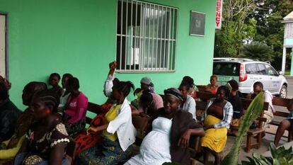 Mujeres embarazadas esperan ser atendidas en el hospital Saint Joseph de Monrovia. 