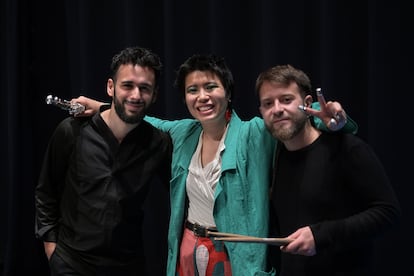 El pianista portugués Francisco Morais Menendes, la flautista australiana Phoebe Bognár y el percusionista español Santiago Villar Martín tras su concierto ofrecido en la Luzerner Saal el pasado jueves.