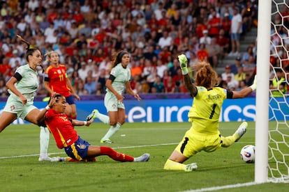 Vicky López marca el segundo gol de la selección española.