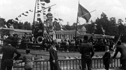 Botadura del barco de vapor Espa&ntilde;a, en el Retiro, con Emmy en el centro (1927).