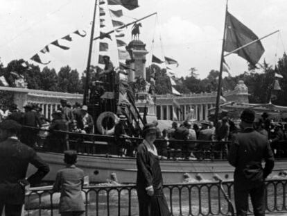 Botadura del barco de vapor Espa&ntilde;a, en el Retiro, con Emmy en el centro (1927).