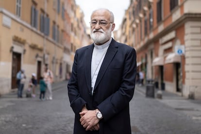 El cardenal español Cristóbal Lopez, en una calle de Roma, este lunes.