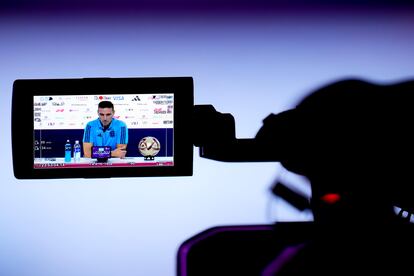 Lionel Scaloni, atendiendo a los medios de comunicación en la rueda de prensa previa a las semifinales del Mundial de Qatar contra Croacia.  
