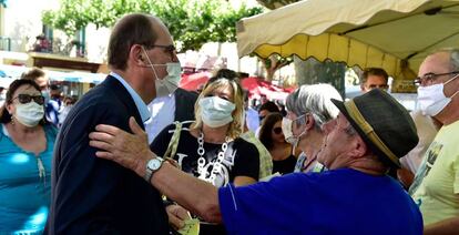 Jean Castex visitando un mercado en Prades, al sur de Francia.