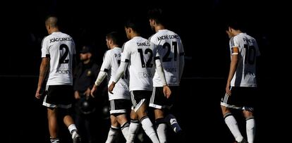 Jugadores del Valencia al término del último partido de Liga.