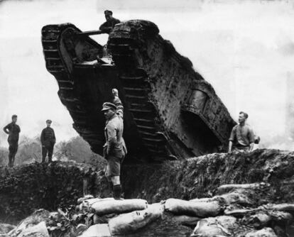 Carro de combate británico en la batalla de Cambrai, Francia en 1917.